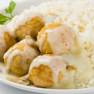 обед в меню диеты Малышевой - Куриная тефтелька с рисом под белым грибным соусом